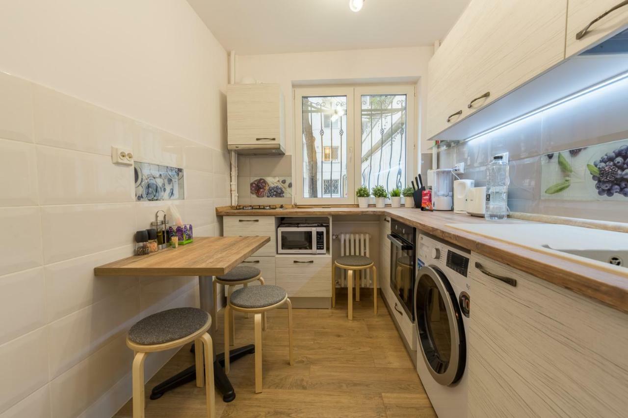 Central Stylish & Cozy One Bedroom Apartment - Adela Accommodation - Ideal For Long Stays Bucharest Exterior photo