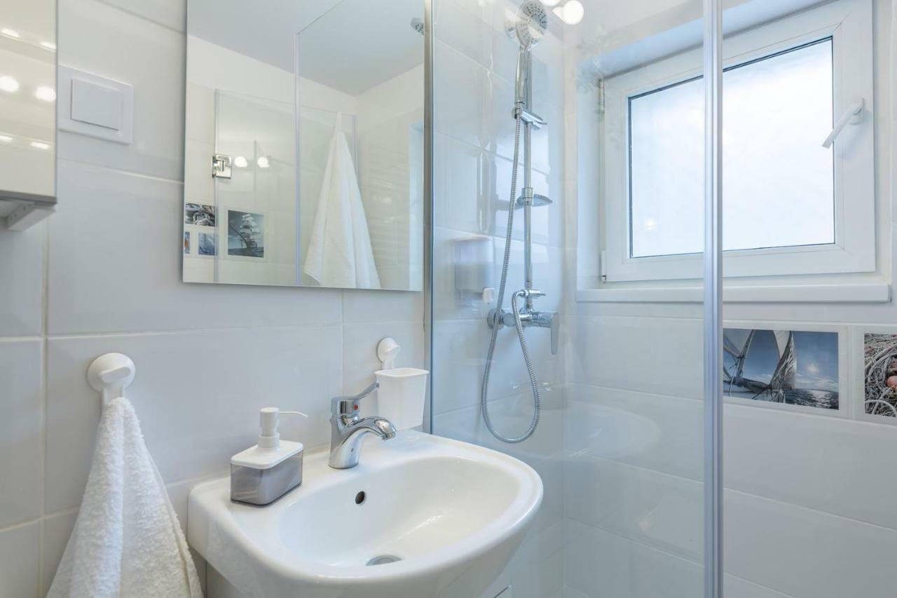Central Stylish & Cozy One Bedroom Apartment - Adela Accommodation - Ideal For Long Stays Bucharest Exterior photo
