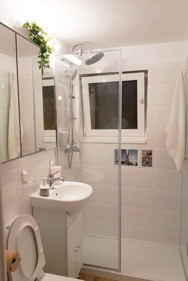 Central Stylish & Cozy One Bedroom Apartment - Adela Accommodation - Ideal For Long Stays Bucharest Exterior photo